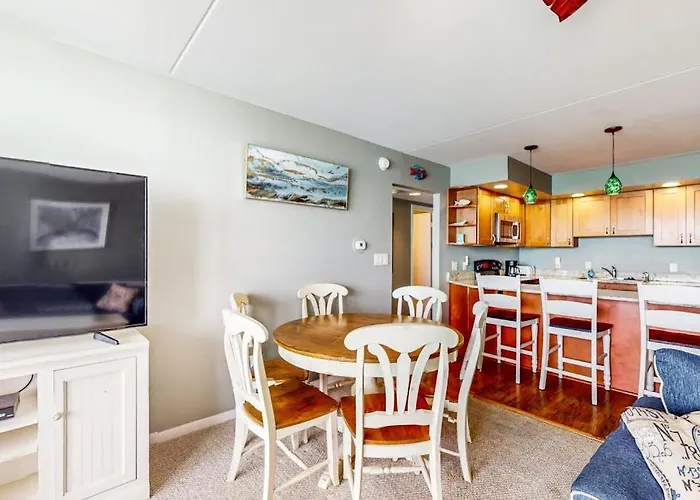 Cozy Beachfront With Balcony Views Pools & Game