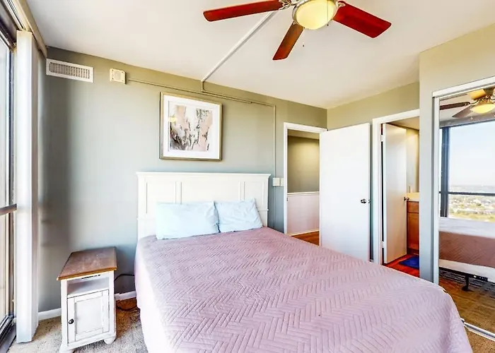 Cozy Beachfront With Balcony Views Pools & Game Holiday home *