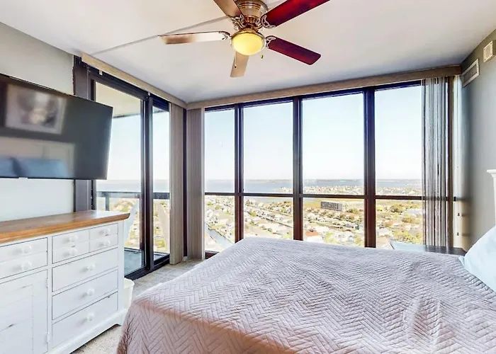 Cozy Beachfront With Balcony Views Pools & Game Holiday home Ocean City