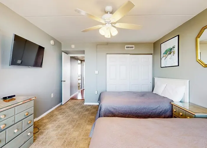 Cozy Beachfront With Balcony Views Pools & Game Holiday home Ocean City