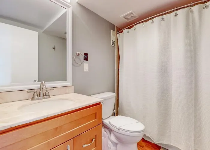 Cozy Beachfront With Balcony Views Pools & Game * Ocean City